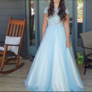 Prom dress!! Long, ball gown type & elegant!